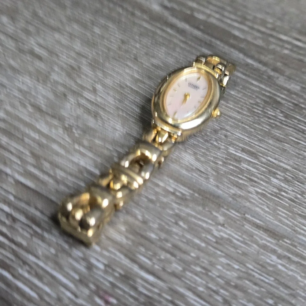 Vintage Citizen Quartz Ladies Watch Mother Pearl Dial Gold Tone 5920-S56573 Oval